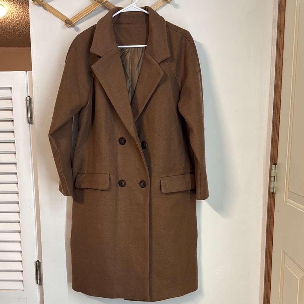 Classic Brown Trench Coat with Wide Lapels and Mid-Length Design